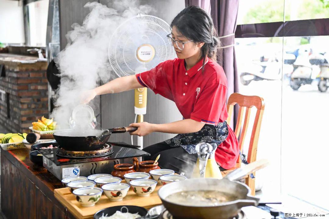 全网追的“扁担女孩”，找了一份暑假工，时薪12元 - 海北生活资讯 - 海北28生活网 haibei.28life.com
